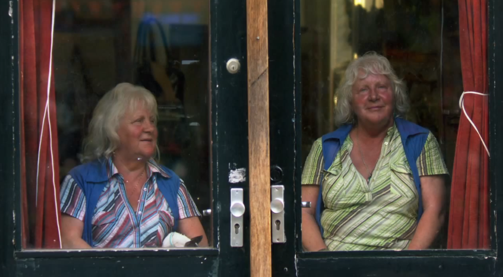 De identiska tvillingarna Louise och Martine Fokkens är 70 år och prostituerade.